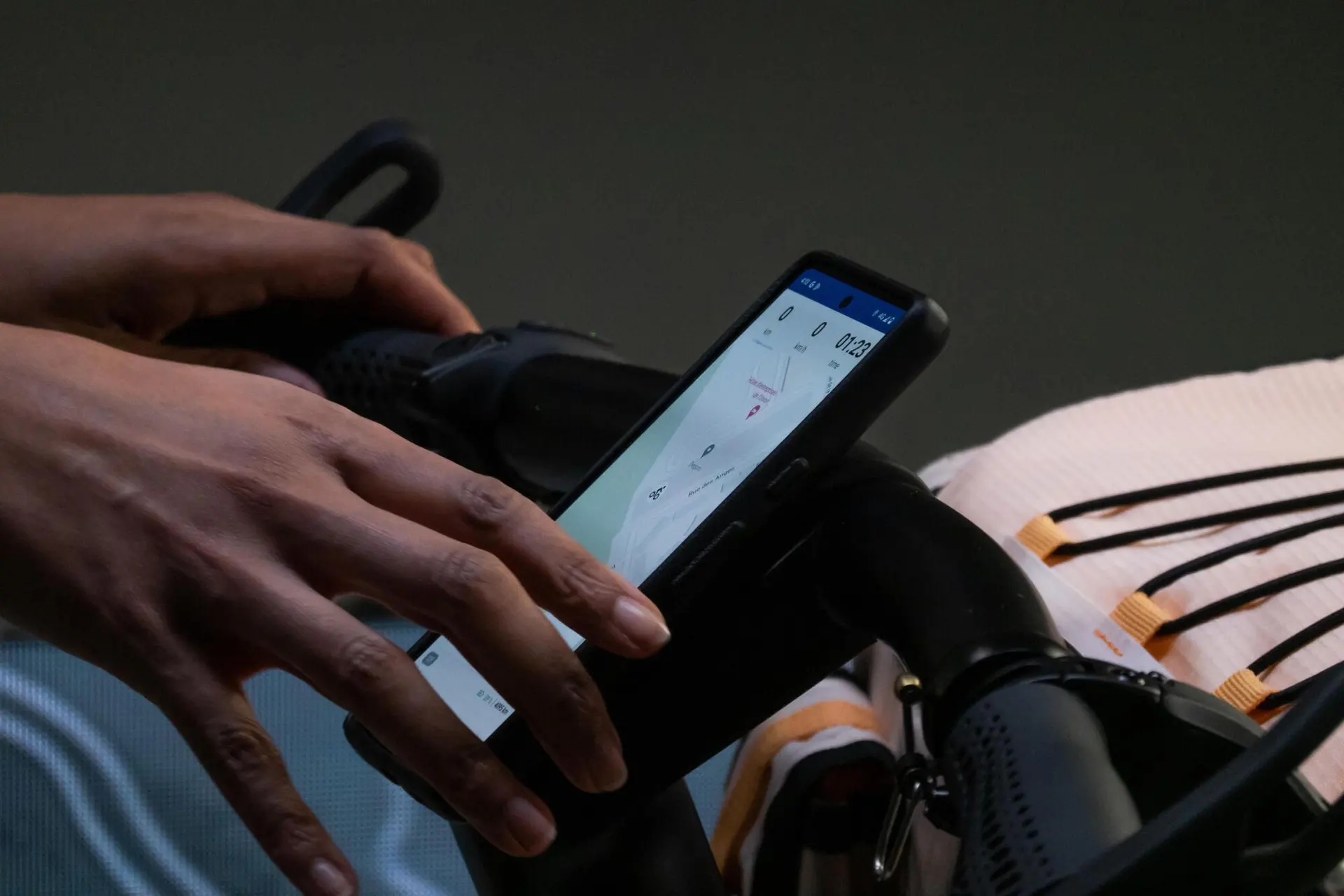 Magic Bike 02使用智慧手機當作車輛的儀表顯示，還有專屬的導航模式可以規劃路線